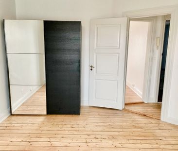 Rummelig 2 værelses lejlighed i vestbyen - Photo 4