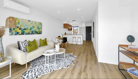 Beautiful 2 Bed Townhouse & Pet Friendly!! - Photo 4