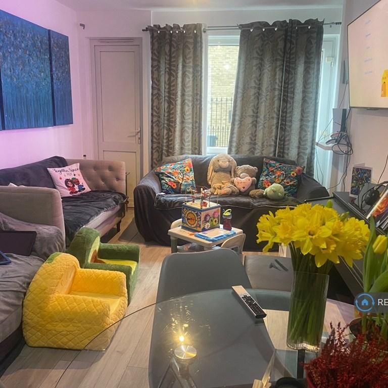 1 bedroom in a flat share to rent - Photo 1