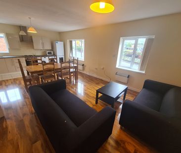 4 Bed - Flat 1, 17a Stonegate Road, Leeds - LS6 4HZ - Student/Profe... - Photo 5