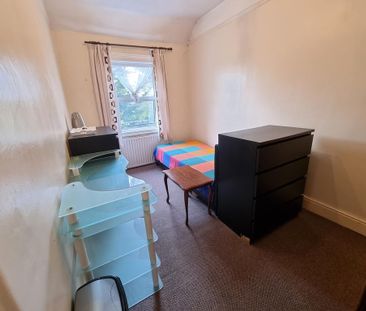 1 bedroom in a flat share to rent - Photo 2