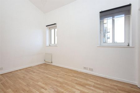 2 bedroom in London - Photo 3