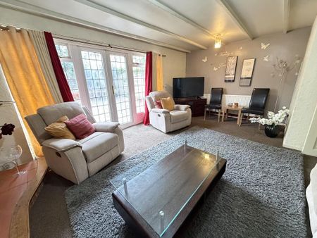 4 bedroom detached house to rent - Photo 3