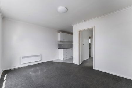 ONE BEDROOM APARTMENT IN QUIET BLOCK - Photo 2