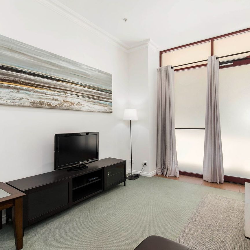 Fully Furnished Ground Floor Apartment - Photo 1