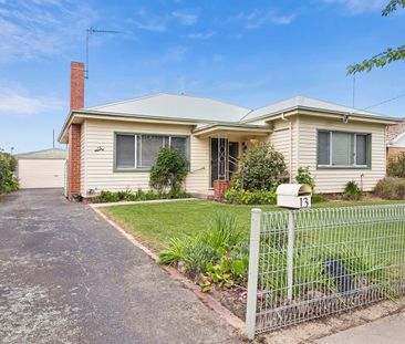 Charming Three-bedroom Home - Photo 2