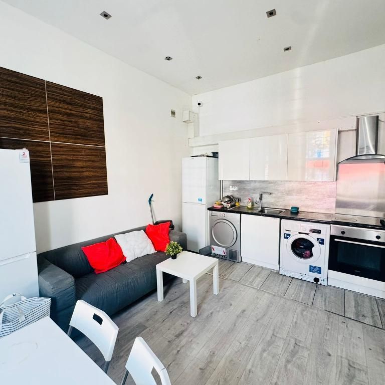 Uxbridge Road, Shepherds Bush, London, W12 9DT - Photo 1