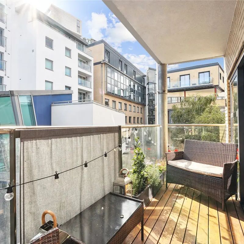 2 bedroom flat in 175 Wandsworth High Street - Photo 1