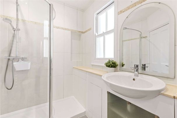 A lovely family home with grand proportions and a wider than average west facing garden. - Photo 1