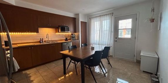 beau 5 1/2 3 étage dans un triplex tranquille - Photo 2