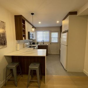 Grand 4 1/2 Meublé Et Entièrement Rénové - Photo 3