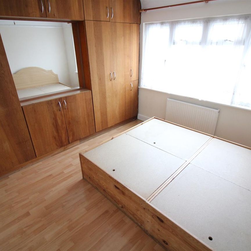 Waltham Avenue, Hayes - Photo 1