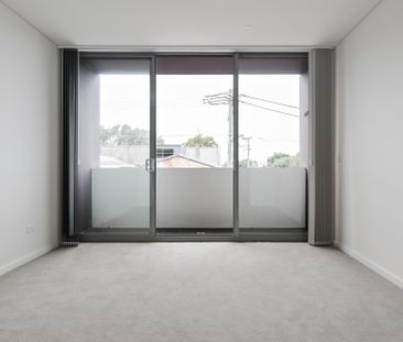 Three level townhouse, direct street access from Alice Lane - Photo 3