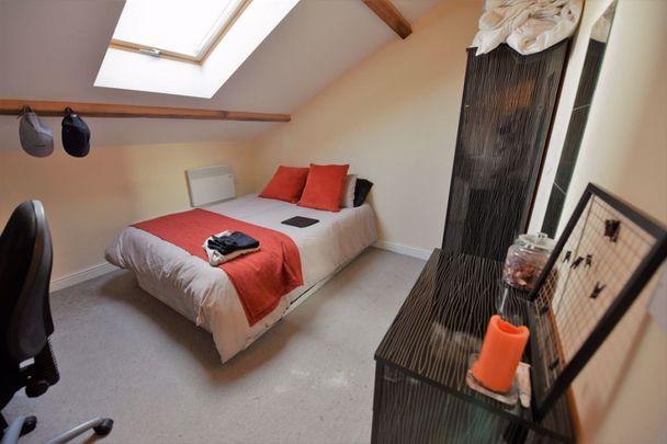 2 bedroom Flat in Flat 1, Leeds - Photo 1