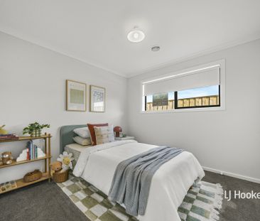 12 Pittsford Street, Manor Lakes VIC, Belconnen - Photo 4