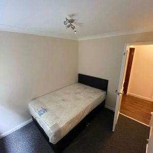 3 bedroom flat to rent - Photo 2