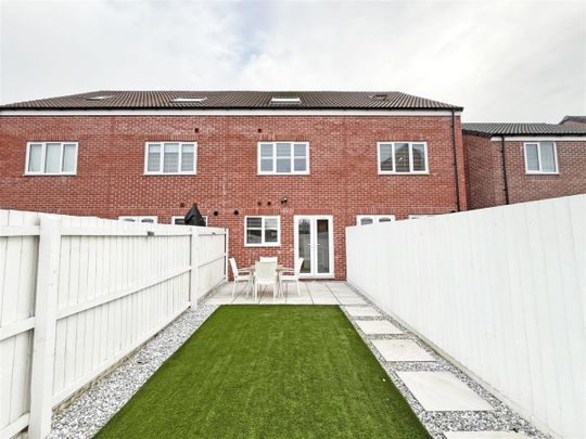 3 bedroom Town house to rent - Photo 1