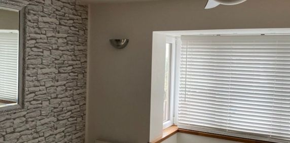 1 Bed Semi-Detached House, Warren Crescent, SO16 - Photo 2