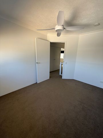 Freshly repainted, Spacious & Comfortable - Walk to Harbourtown - Photo 5