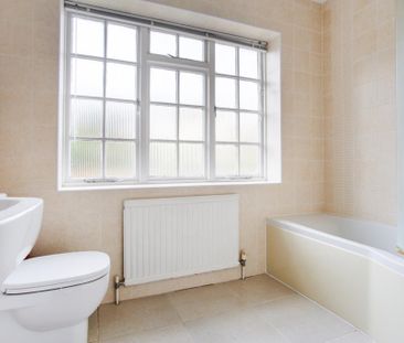 4 bedroom detached house to rent - Photo 4