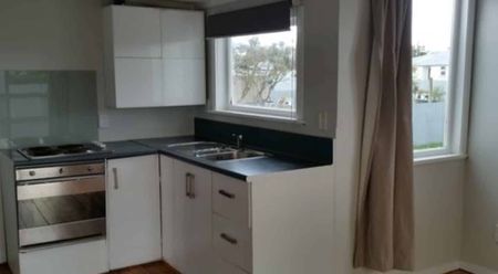 CAMERON CRES - 2 BDRMS $420 P/W - Photo 2