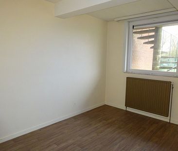 Ruim, gelijkvloers appartement met 2 slaapkamers, kelderberging en garage. - Foto 4