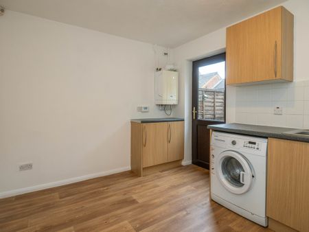 2 bedroom mid terrace to let - Photo 3