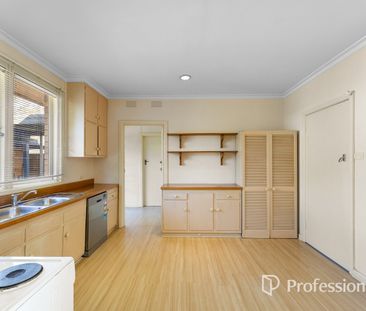 Comfortable Family Living in Brentwood Secondary School Zone - Photo 3