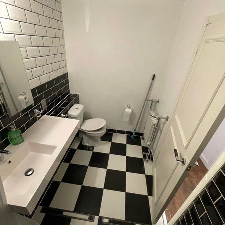 3 bedroom flat to rent - Photo 4