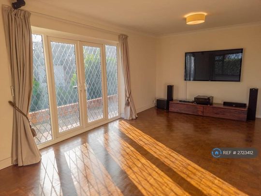 4 bedroom bungalow to rent - Photo 1