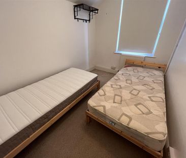 3 bedroom flat to rent - Photo 6