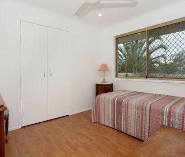 FAMILY HOME INCLUDING LAWN MAINTENANCE AND POOL SERVICE - Photo 4