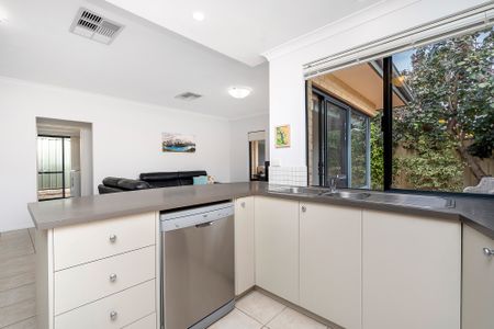 Stunning 3-Bedroom Residence in Karrinyup - Modern Design, Convenient Living! - Photo 4