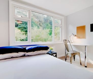 6 Bedrooms 2 bathrooms - Photo 4