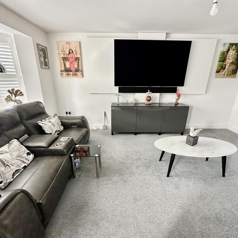 4 bedroom property to rent - Photo 1