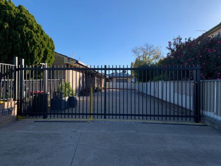 Unit in quiet complex - Fully Furnished - Photo 3