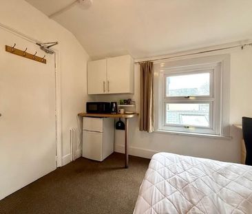 1 bedroom in a house share to rent - Photo 1