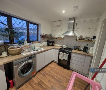 3 bedroom end of terrace house to rent - Photo 4
