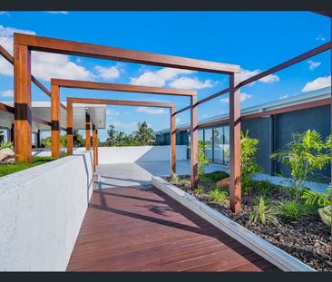 Benowa - Opposite the Botanic Gardens - - Photo 6