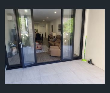 LIFESTYLE & CONVENIENCE IN HEART OF TOOWONG - SO CLOSE TO ALL, YET ... - Photo 2