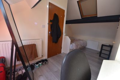 3 bedroom Flat in St Annes Road, Leeds - Photo 1