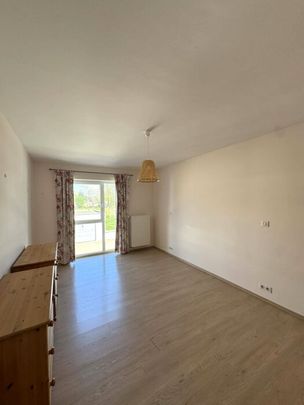 A proximité pédestre de tous les commerces et services du centre d’Eghezée, au 1er étage de la Résidence Privilège, bel appartement 2 chambres de 104m² avec terrasse, cave & 2 emplacements de parking extérieur ! - Foto 1