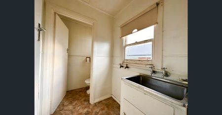 Conveniently Located Flat - Photo 5