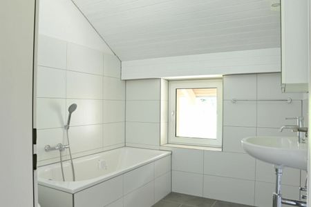 Attraktive 5.5-Zimmer-Dachwohnung mit Cheminée in Zuzwil - per sofort bezugsbereit - Foto 2