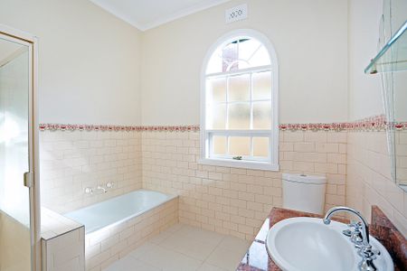 FAMILY HOME COMBINING PERIOD CHARM WITH MODERN LIVING - Photo 2