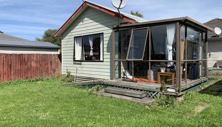 Spacious studio private unit with a garage. - Photo 2