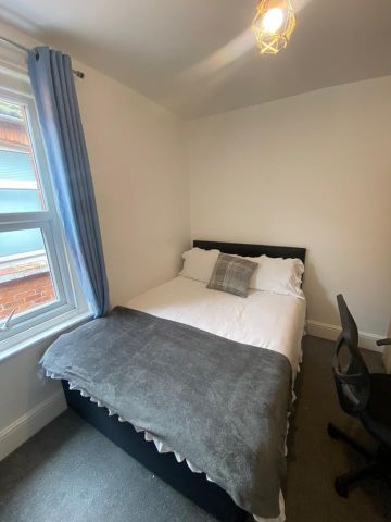 Room in a Shared House, Newcombe Road, SO15 - Photo 3