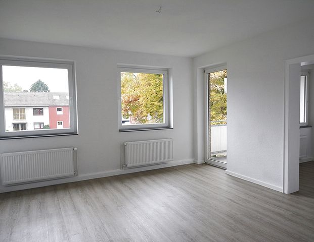 Helle, sanierte 2- Zimmer-Wohnung mit Balkon und Stellplatz und viel Grün in Krefelder Norden Richtung Hüls - Foto 1