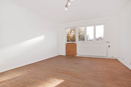 Guide Price £2,000 pcm - Available Now - Unfurnished - Photo 4