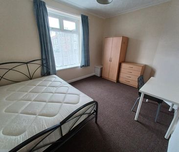 Room For Rent Queen Street, Pontypridd - Photo 1